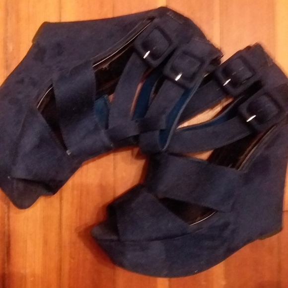 Heart in D Misses sandles wedge sz 10 M, Navy. - Picture 2 of 5